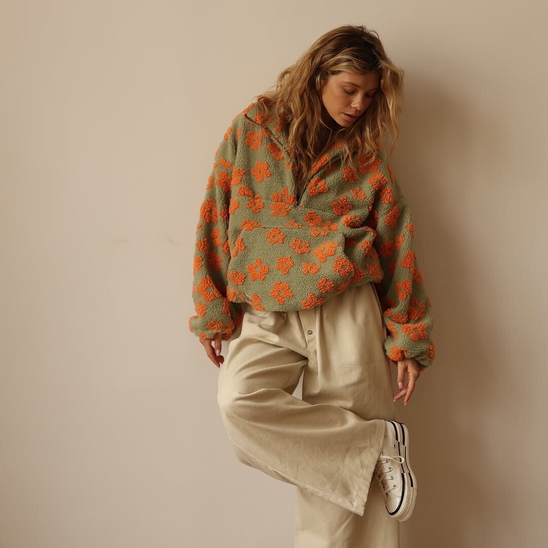 Lola – Teddy jumper with floral print